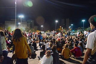 Na rua, a poesia encontra ouvidos e bocas