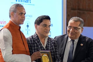 January 19, 2024 — Honourable Governor of Gujarat Shri. Acharya Devvrat and LMP President Shri Satish Vithlani presented the 2024 International Artist of the Year Award to Tushar Unadkat.