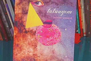 O Que é a Ficção? — Tatuagem [mínimo romance], de Geruza Zelnys