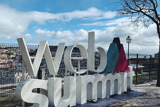 Web Summit надписи по всему Лиссабону во время проведения конференции
