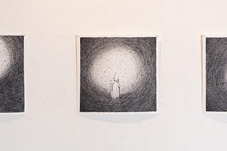 por las grietas se filtra la luz