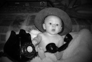 Un bébé avec un téléphone