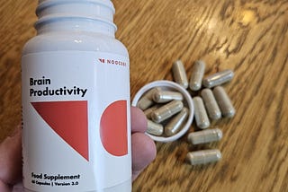 NooCube met pillen en verpakking voor brein productiviteit