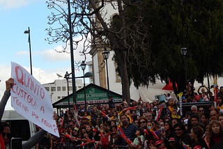 Tocha é recepcionada com protestos dos servidores em Barbacena