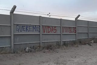 Pues mi misma vida espero / muriendo porque no muero