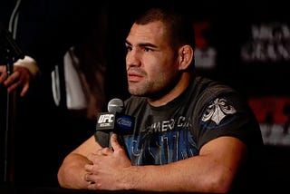 Cain Velasquez se somete a cirugía exitosa, vislumbra regreso en verano