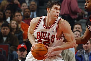 Paul Shirley playing basketball for the Chicago Bulls.