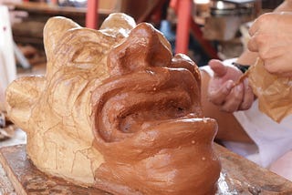 Artesanos del taller Selva Africana en Galapa, obsequiarán la máscara que portará el diablo en la…