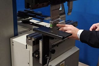 Bending without marks with press brake
