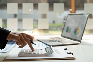 Pagare i collaboratori per attività o per ore