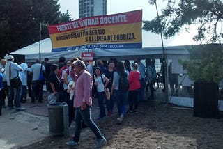 Los docentes bonaerenses levantan ‘La carpa de la dignidad’ en La Plata