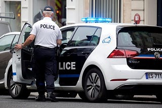 La police française démantèle un réseau de passeurs de migrants à Toulouse.