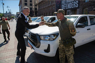 Ukraine Sends 20 Indestructible Toyota Hilux Pickup Trucks to the Front