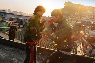 Kim Gun-woo and Hong Woo-jin sparing on roof/Netflix