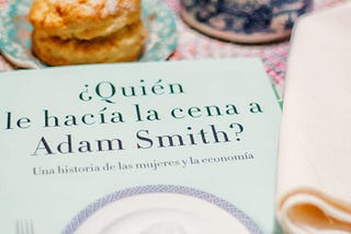 Notas: ¿Quién le hacía la cena a Adam Smith? Una historia de las mujeres y la economía