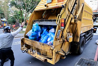 Taiwanese garbage trucks are very elegant