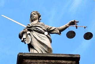 L’autista ubriaco, il dipendente comunale in mutande e il pedofilo: oziose riflessioni su giustizia…
