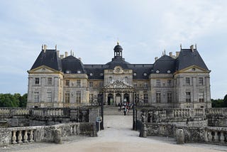 The moat and front of the Château de Vaux-le-Vicomte.