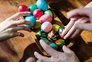 5 Interesting Easter Eggs in Popular Music Videos