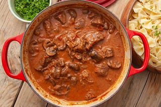 A bowl of goulash. Image: Valeva1010 https://commons.wikimedia.org/wiki/File:Hungarian_Goulash_Recipe.png CC BY-SA 4.0 https://creativecommons.org/licenses/by-sa/4.0/deed.en