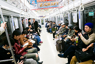 <カジュアル定点観察> 電車内ではスマホも使わずボーッとしてしまう人が増加中！？求めているのは空白の時間？