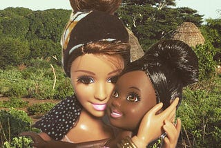 El triste parecido de la White Savior Barbie con los políticos mexicanos