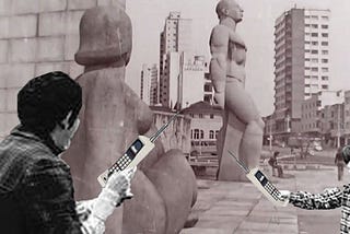 Cidadãos Curitibanos utilizando telefone móvel nos anos 70.