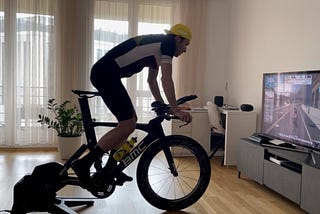 Cycling in winter: how to combine healthy lifestyle and TV?