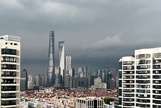 Blick über den scheinbar leeren Distrikt Lujiazui in Shanghai unter düsteren Wolken