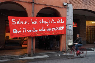 Su Salvini a Bologna, un segretino sussurrato all’orecchio dei centri sociali: in democrazia non è…