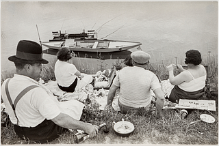 อิริยาบถสามัญและชัยชนะของเสรีนิยม: เขียนถึง Sunday on the Banks of the River Marne. 1930 — บทที่ 1)