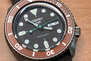 《腕上時光》SEIKO機械錶開箱：Seiko 5 Sports SRPD85 巧克力薄荷冰淇淋