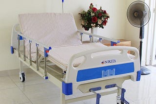 Giường y tế 2 tay quay NKT DCN02 và giường bệnh 3 tay quay NKT DCN03?