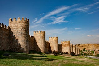 De ciudades amuralladas a jardines cercados: el muro se vuelve confort