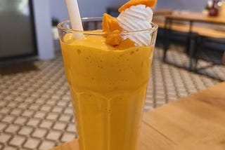 The picture of the Mango milkshake that I had today, while writing this article.