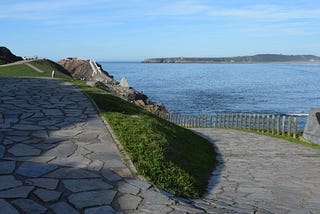 Bifurcación de caminos junto al mar.
