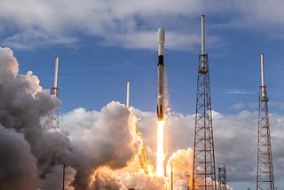 SpaceX pone 143 satélites en órbita y bate otro record.