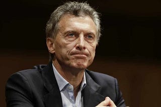 “Mauricio Macri en caída libre”