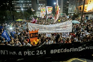 Em grito de socorro, multidão toma centro do Rio contra a PEC 241 e Governo Temer