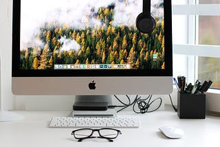 turned-on-silver-imac-with-might-mouse-and-keyboard