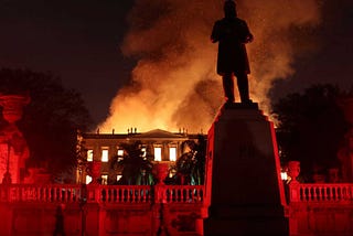 BRASIL PERDE O PASSADO EM UM TRISTE INCÊNDIO - O FUTURO CHORA