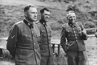 由左至右分別是奧斯威辛集中營第三任指揮官理察．貝爾及奧許維茲集中營醫生約瑟夫．門格勒與魯道夫．霍斯。