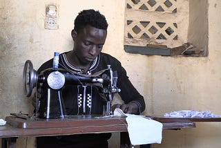 Au Mali, les coopératives de coupe et couture luttent contre la COVID et créent des emplois