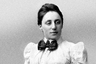 Emmy Noether: l’allegra donna-genio che pensava camminando