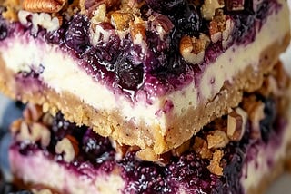 🍰 Decadent Blueberry Cheesecake Bars with a Crunchy Brown Sugar Pecan Topping 🥄