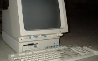 Old Compaq all-in-one computer from mid-1990s