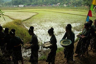 Menanggalkan Jakarta, Memilih di Desa