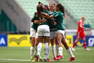 Palmeiras ganha de goleada do Internacional e vai à final do Brasileiro Feminino