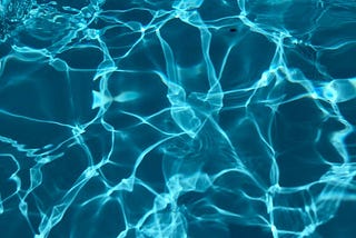 Água se movendo em uma piscina