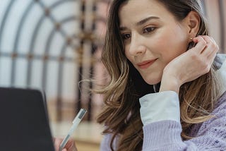 A young lady doing her keyword research for her blog post